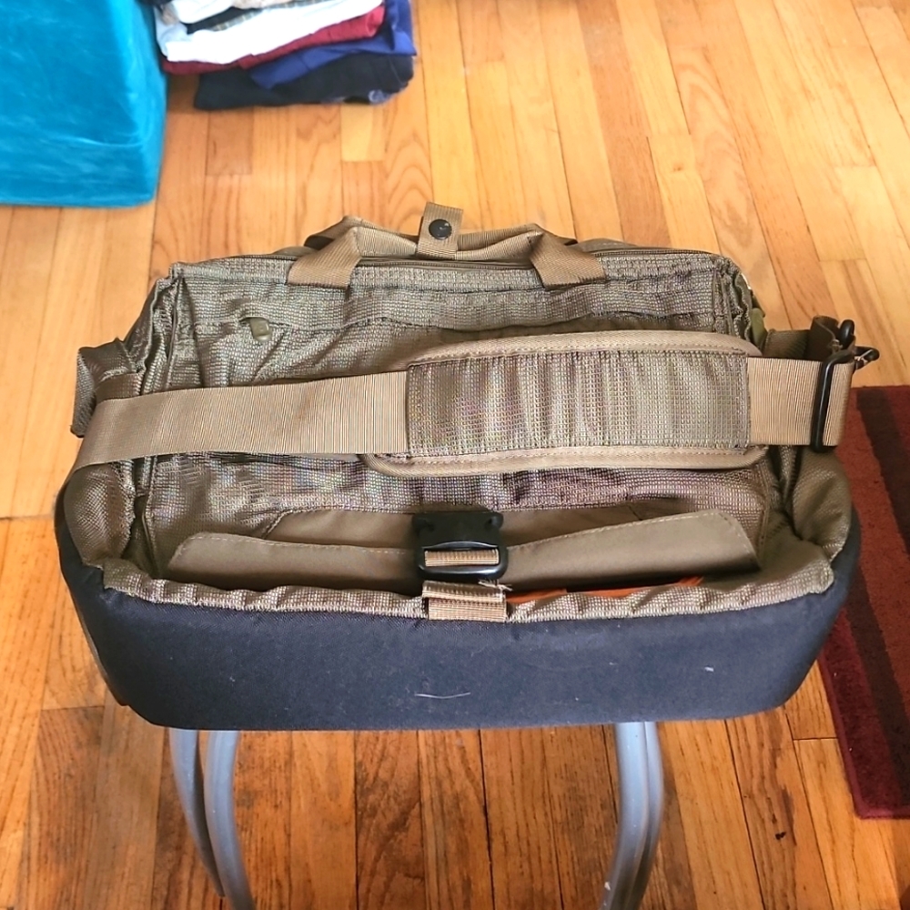 Gravis messenger/laptop bag
